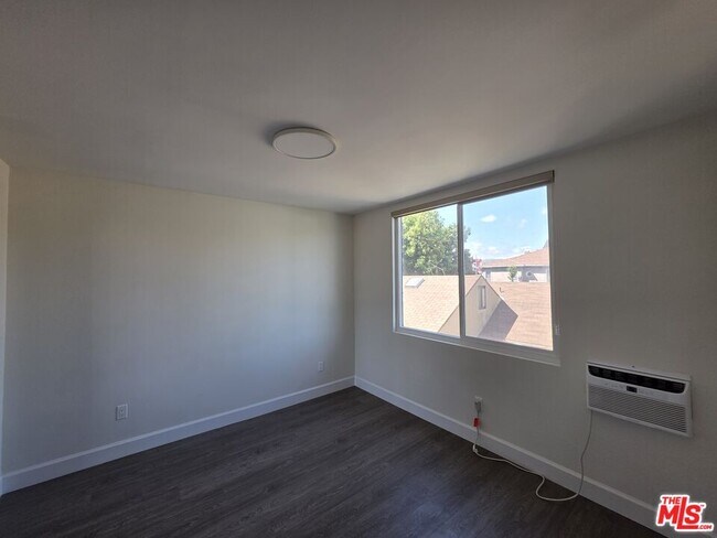 Building Photo - 2638 S Barrington Ave