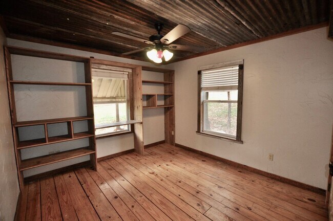 Building Photo - COMING SOON - FOR LEASE! Hard to Find Hors...