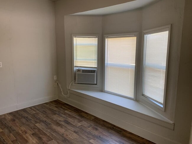 Building Photo - 208 E Springer Ave