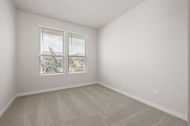Building Photo - 2415 Ekvall Dr