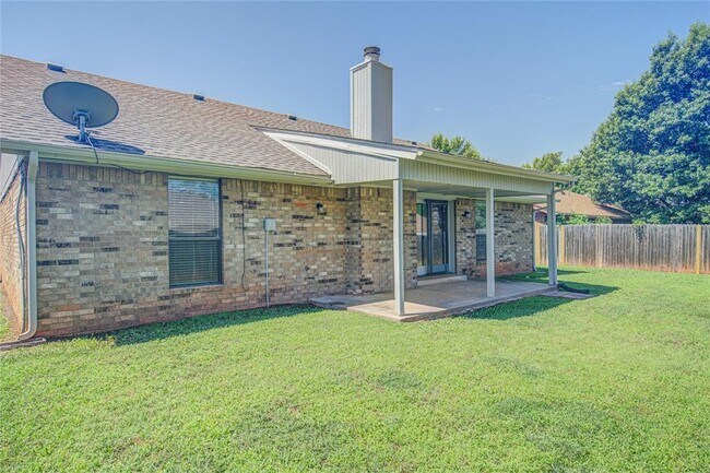Building Photo - 2109 Shamrock Dr