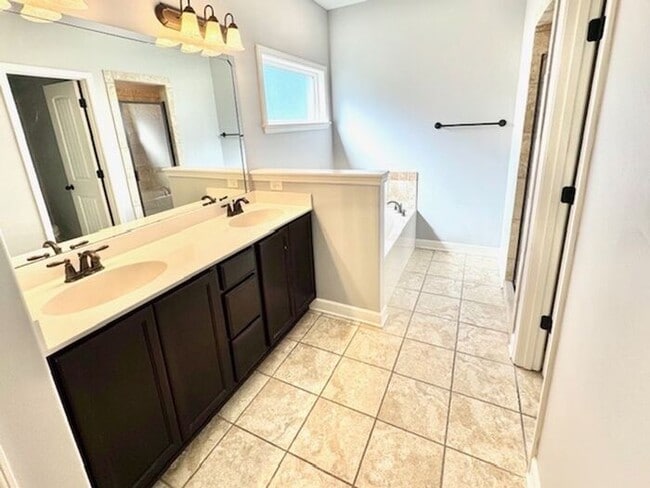 Building Photo - Olive Branch 4 Bedroom 2 Bath Home-Great Schools