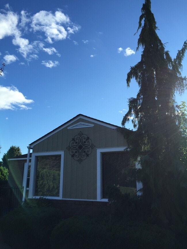 Building Photo - Darling Home in Historic Yakima Neighborhood