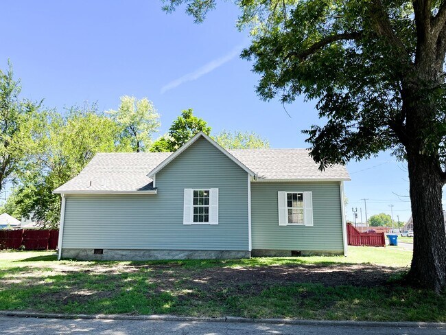 Building Photo - 1025 W 13th St