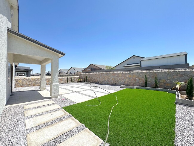 Building Photo - East El Paso 4 bed 2 Bath Refrig A/C!