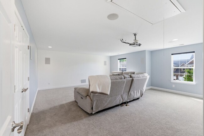 Building Photo - Luxury Executive Living in Sought-After Franklin Community