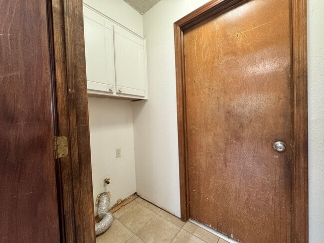 Building Photo - 3 Bedroom, 2 bath, 2 car garage home avail...