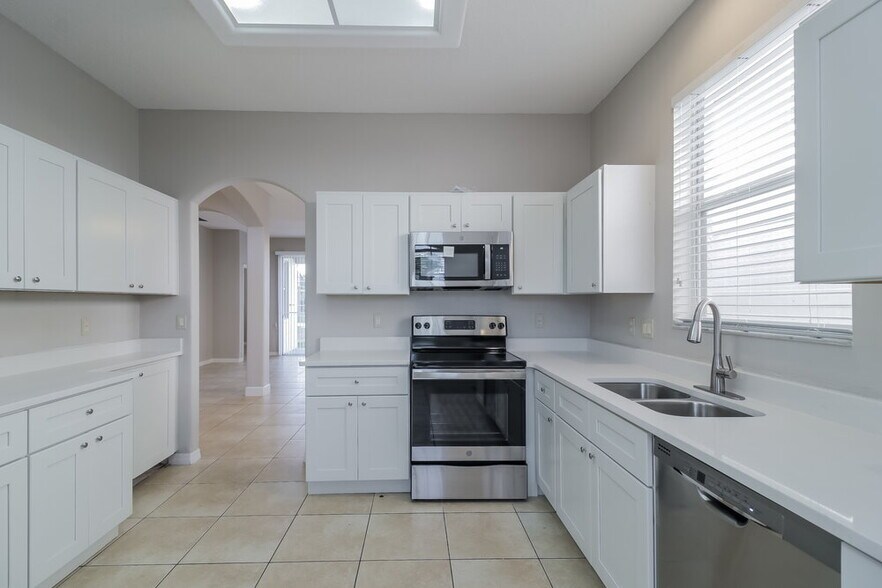 Building Photo - 738 Lake Biscayne Way