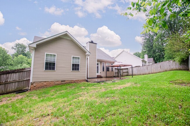 Building Photo - Pet Friendly Three Bedroom!