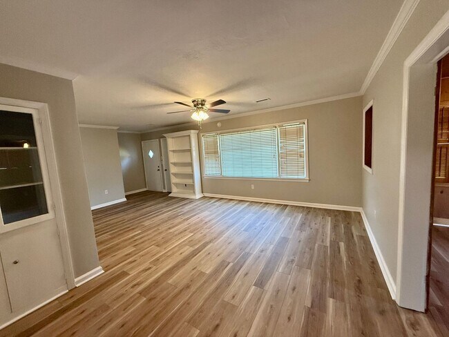 Building Photo - Now Available! Charming 3-Bedroom, 1-Bathroom Home in Decatur, AL