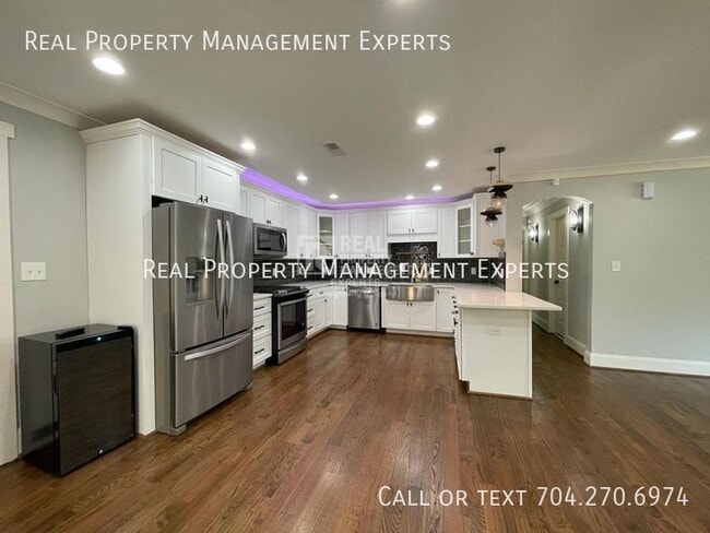 Building Photo - 2243 Shamrock Dr