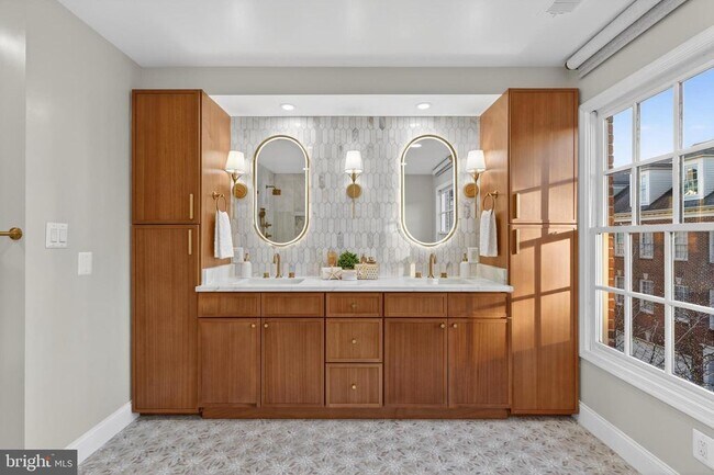 Building Photo - 700 Kahn Pl