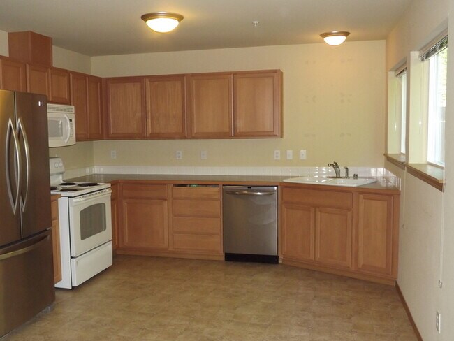 Building Photo - Spectacular 3 Bedroom Condo in "Alicia Mea...