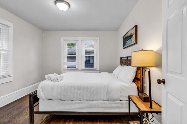 Building Photo - 820 Parkwood Ave