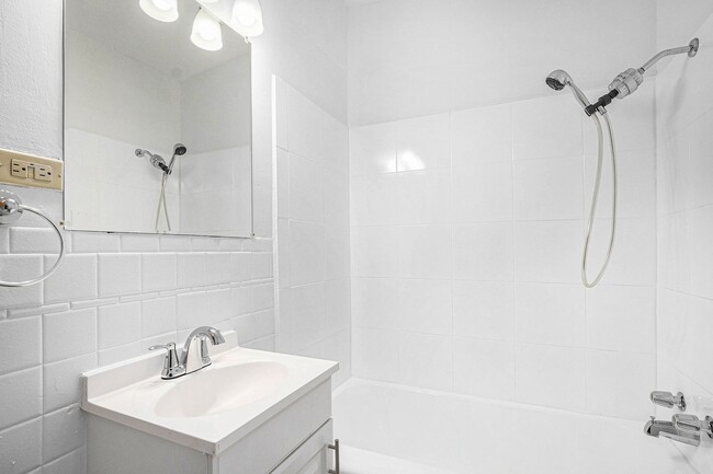 Building Photo - Newly Renovated 2Bed/1Bath Duplex in Park ...