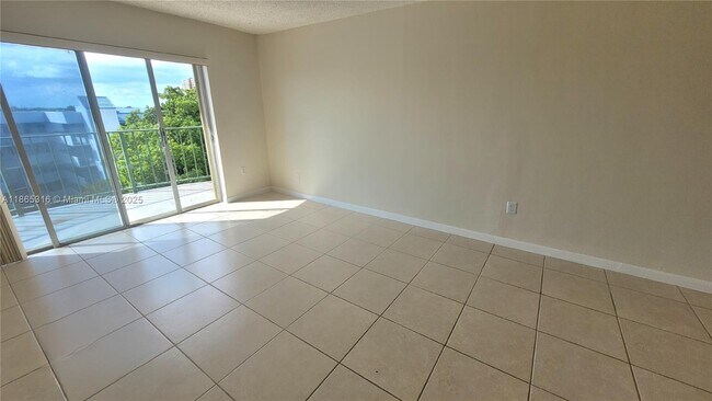 Building Photo - 9360 Fontainebleau Blvd