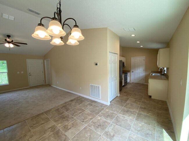 Building Photo - Desirable SE Ocala Neighborhood 3/2/1 **WON"T LAST**