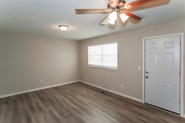 Building Photo - 916 Clear Creek