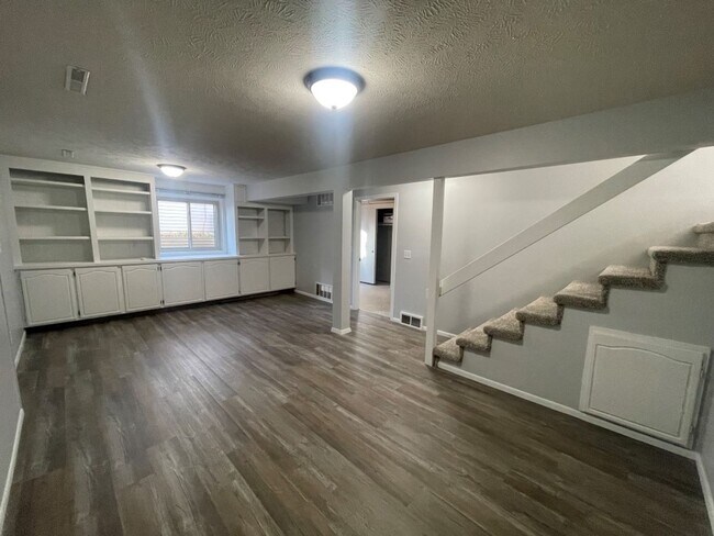 Building Photo - Home For Rent Bellevue.