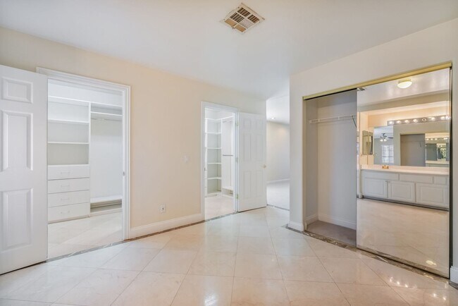 Building Photo - 5 bedroom home in Silverado Ranch area low upkeep yard