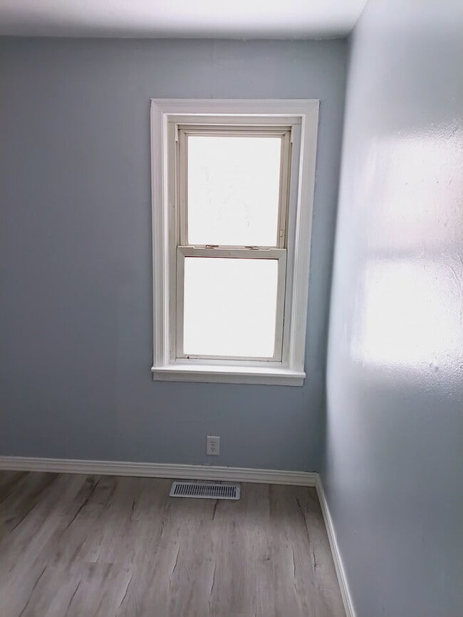 Building Photo - Fully Renovated 2 Bed | Fresh, Clean, Move-In Ready