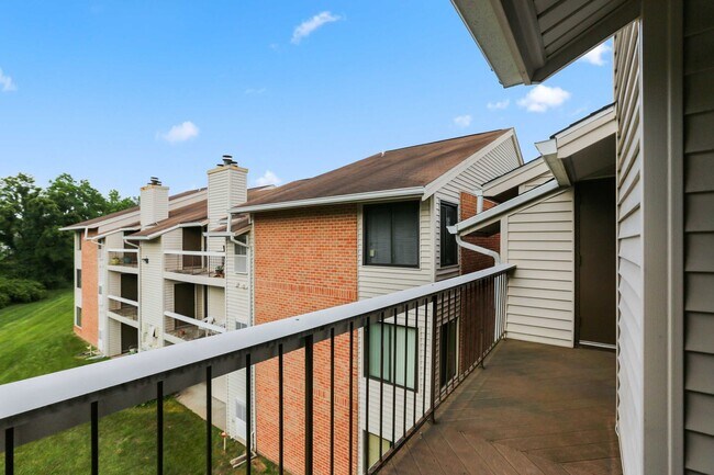 Building Photo - Charming Top Floor Condo with Pool View!!