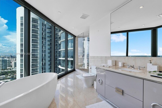 Building Photo - 15701 Collins Ave