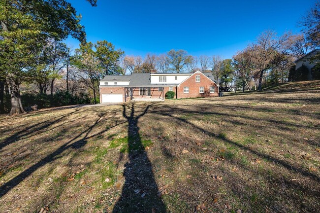 Building Photo - Fantastic fully renovated 5BE/4BA Family H...