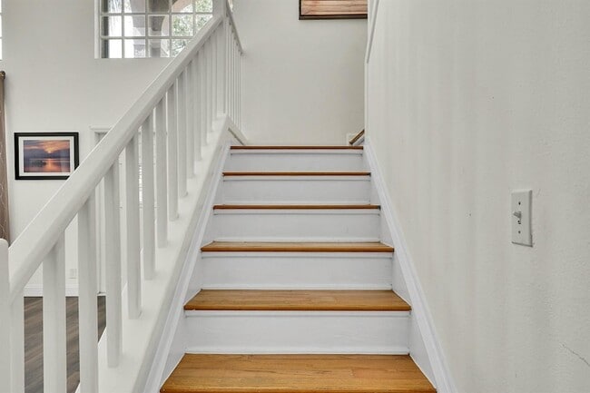 Building Photo - 3354 Greenview Terrace W