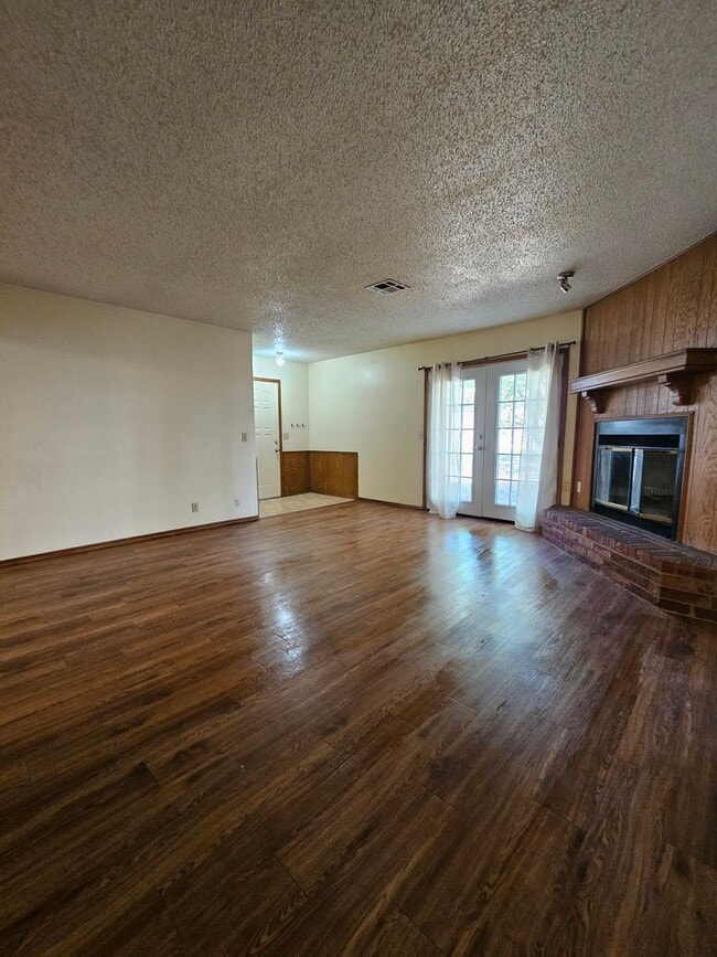 Building Photo - (3) Bed/(2) Bath SE Norman! Easy Access to...