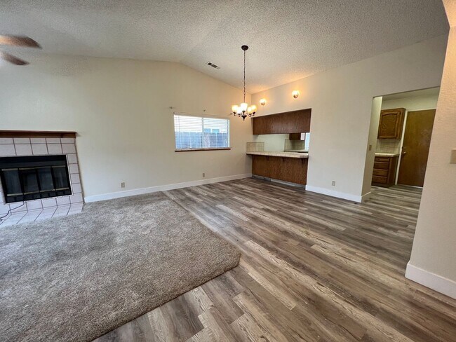 Building Photo - 2 Bed 2 Bath Home