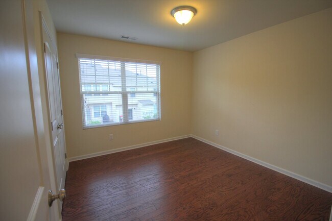 Building Photo - End Unit Townhome with Screened Porch & Fenced Yard!