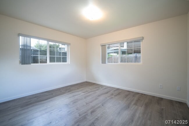 Building Photo - $2645 / 2br- 856ft2 - 2br/1ba Duplex, Incl...