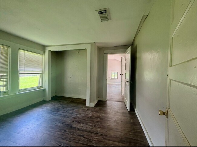 Building Photo - 701 N Hackberry St
