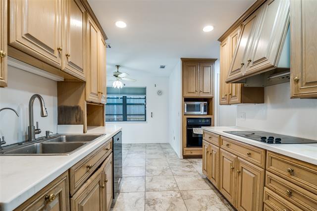 Building Photo - 1701 Midcrest Dr