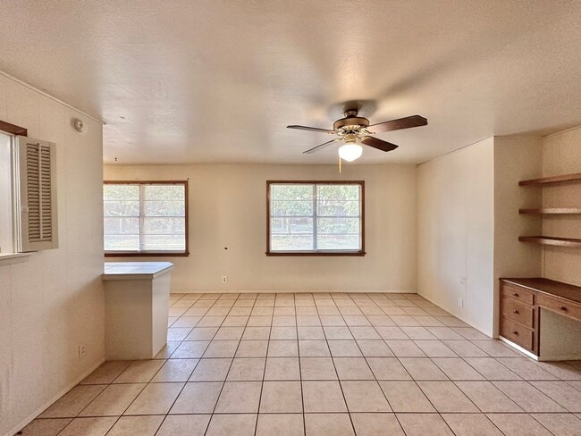 Building Photo - Discover this 3/2 home located in Mid-town...
