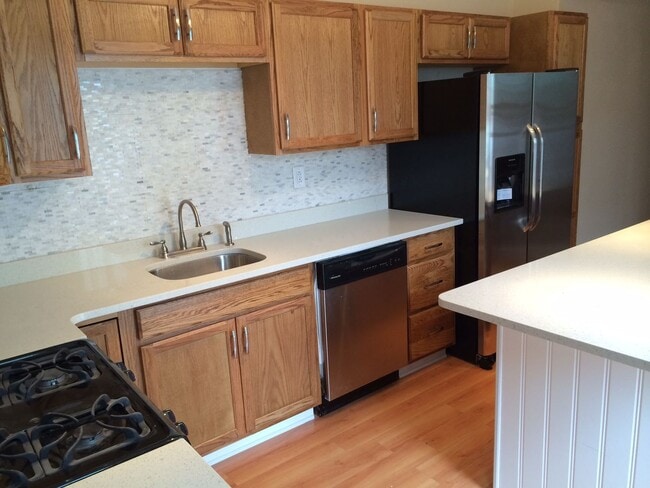 Building Photo - Beautiful 5 bed, 2 bath luxury south side ...