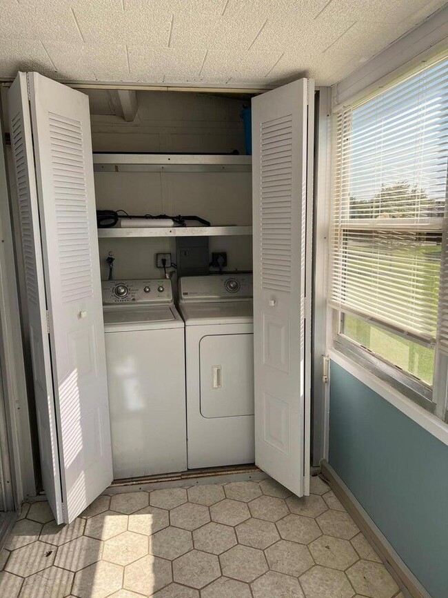 Building Photo - 371 Flanders Dr