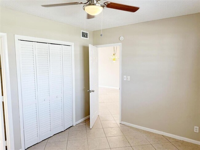 Building Photo - 1116 Lake Terrace