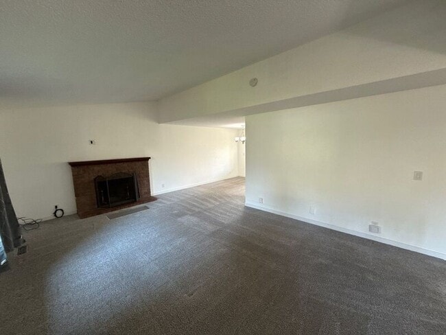 Building Photo - 869 Meadowlawn Dr SE