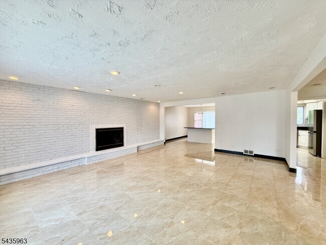 Building Photo - 65 Wabeno Ave