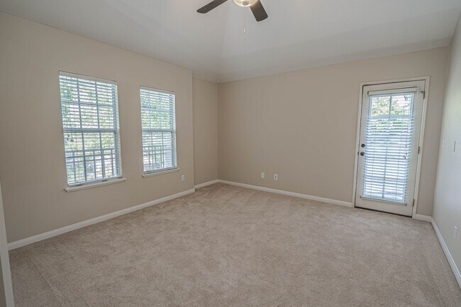 Building Photo - COMING SOON! 2 Bedroom Condo in Valencia!