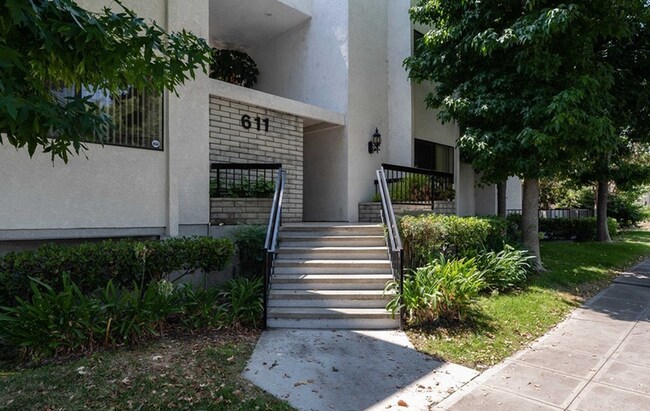 Building Photo - 611 S 6th St