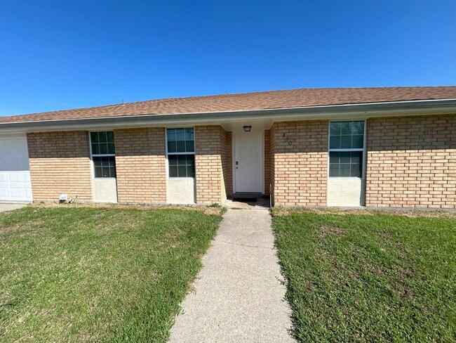Building Photo - 3301 Pecan Dr