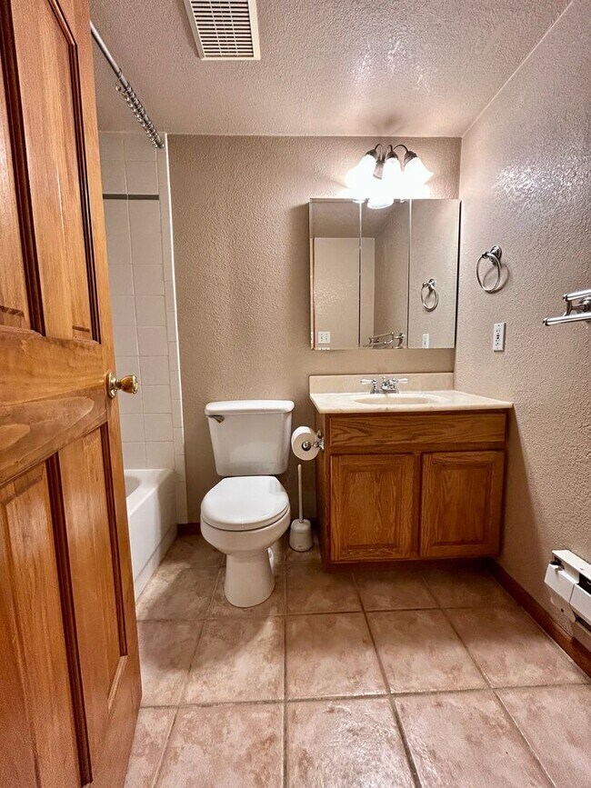Building Photo - Beautiful & Bright Corner Condo in North Boulder