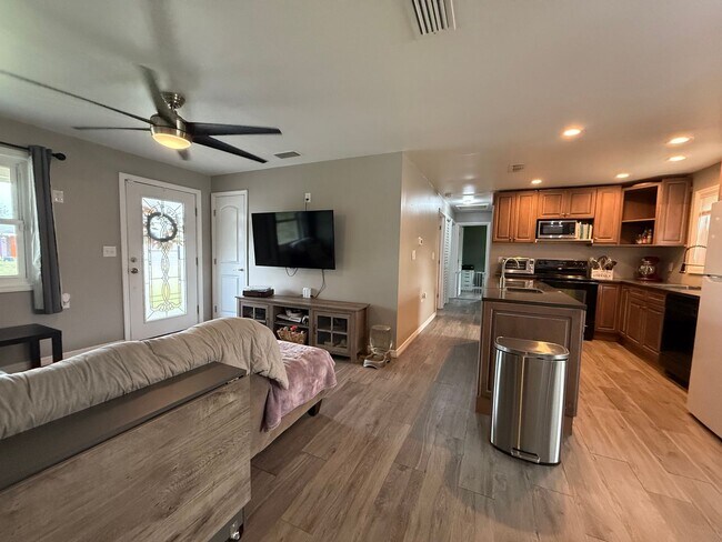 Building Photo - Spacious 4-bedroom, 2-bath pool home