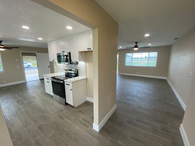 Building Photo - Fully Renovated Home on 5 Acres