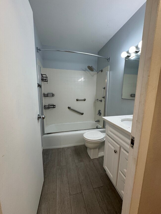 Bath - 21 W Goethe St