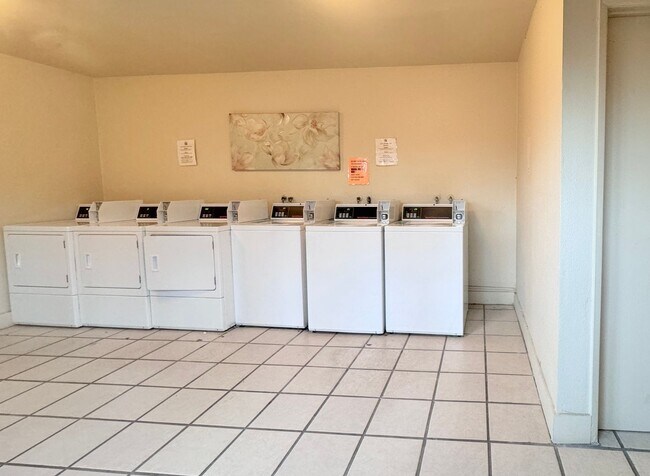 Building Photo - Beautifully Remodeled 1 BD, 1 Mile to beach