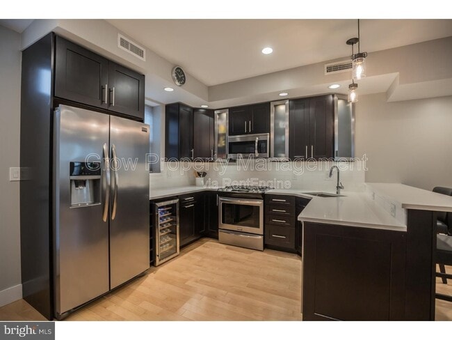 Building Photo - 533 Manton St